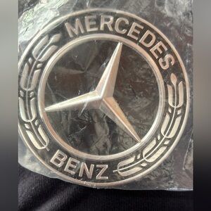 Mercedes’  Benz emblem